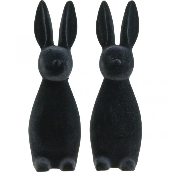 Zwei schwarze Hasenfiguren als Dekoration
