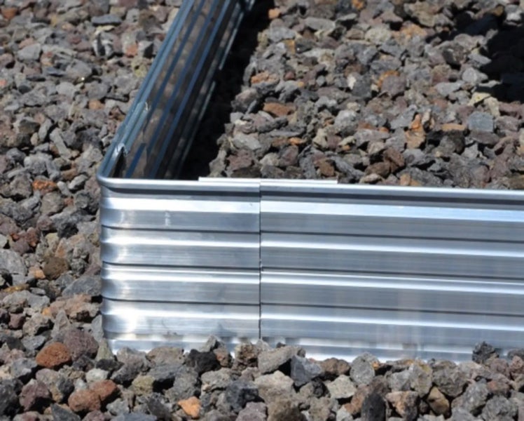 Kellerschacht aus Metall in Kies eingebettet