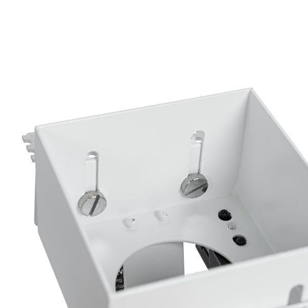 Nahaufnahme eines weißen Montagegehäuses aus Metall mit zwei Einstellschrauben und einer kreisförmigen Öffnung.