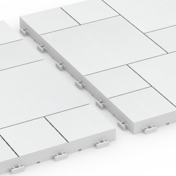 Weiße quadratische Bodenfliesen aus Kunststoff mit Klicksystem zur einfachen Verlegung.