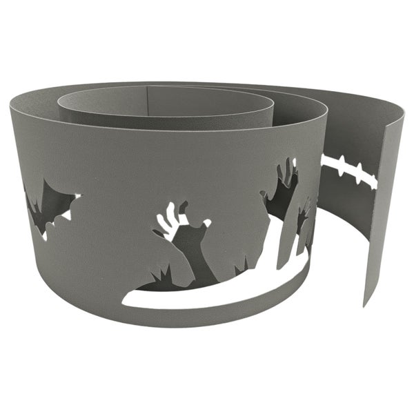 Rasenkante mit Halloween-Motiven, darunter Fledermäuse, Hände und Grabsteine.