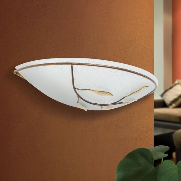 Halbkreisförmige Wandlampe mit Glasoptik und dekorativen Metallzweigen als Akzent an einer Innenwand.