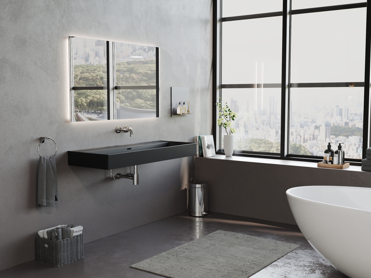 Modernes Badezimmer mit schwarzem Waschtisch, beleuchtetem Spiegel und freistehender Badewanne vor einem großen Fenster mit Stadtblick