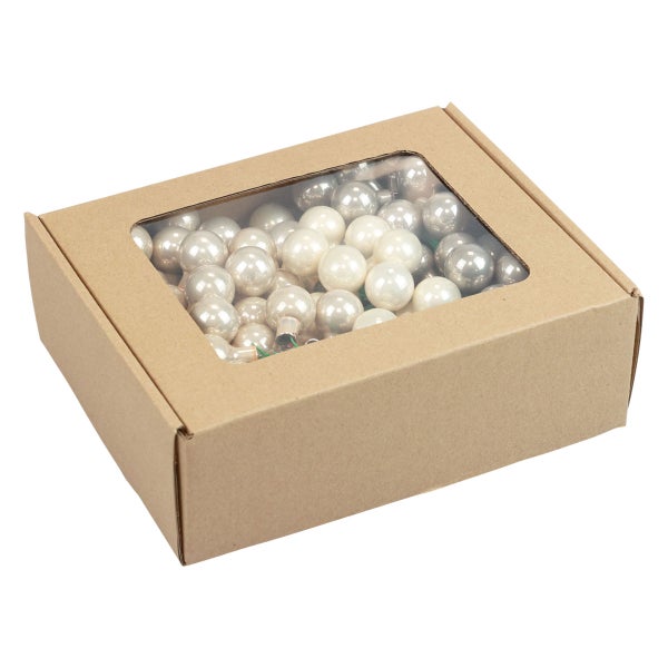 Karton mit einer Auswahl an glänzenden Weihnachtskugelbirnen