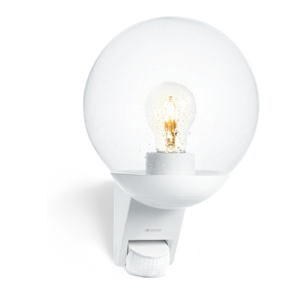 Weiße Steinel Außenwandleuchte mit Bewegungsmelder, kugelförmigem Glas und Kunststoffhalterung.