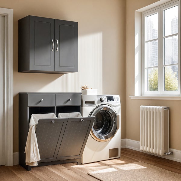 Waschküche mit Waschmaschine, Heizkörper, Unterschrank mit Wäschekörben und Hängeschrank