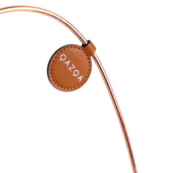 QAZQA Logo auf einem runden Lederanhänger an einem Metallstab.