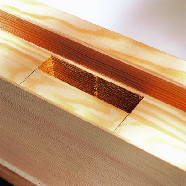 Ein eingearbeitetes Zapfenloch in einem Holzbalken für die Holzverbindung