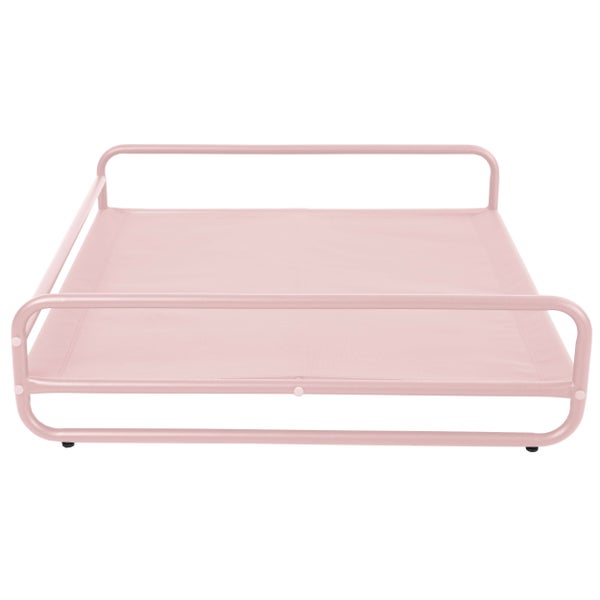 Erhöhtes Hundebett in Rosa mit Metallrahmen und Stoffbespannung.