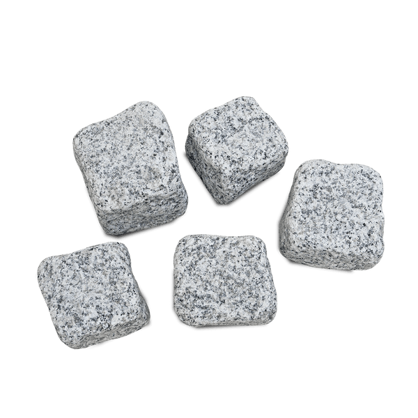 Fünf Pflastersteine aus Granit in Würfelform.