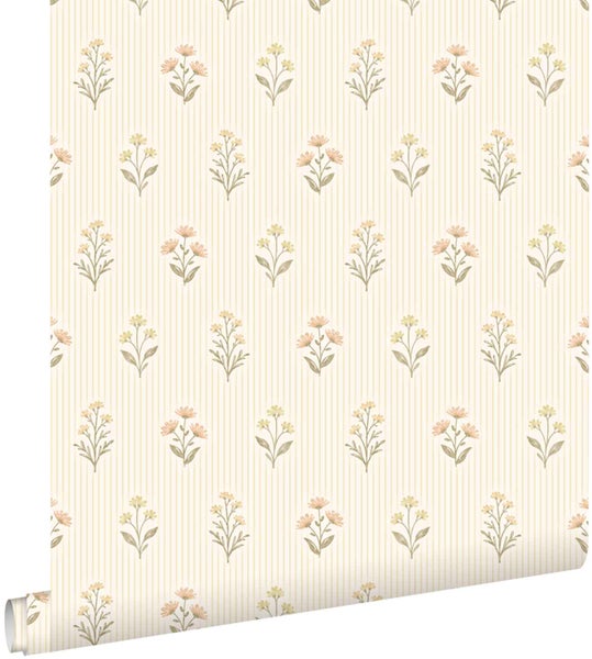 Vliestapete mit feinem Streifenmuster und kleinen Blumenmotiven im Landhausstil.