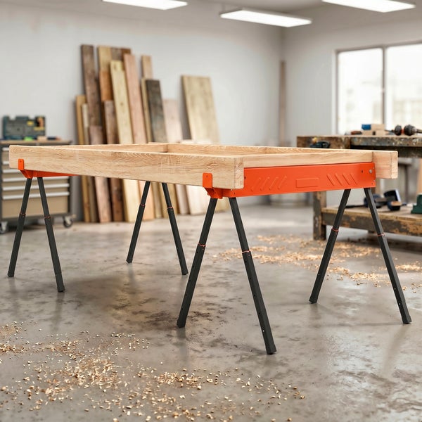 Robuster Arbeitsbock mit verstellbaren Beinen und Holzauflage in einer Werkstattumgebung mit Holzbrettern im Hintergrund.