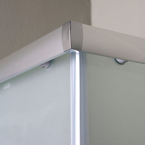 Detailaufnahme einer Duschkabine mit Aluminiumrahmen und satiniertem Glas