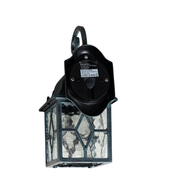 Außenwandleuchte im klassischen Laternen-Design mit Metallrahmen und strukturiertem Glas, Rückansicht mit Montageplatte und technischem Etikett.