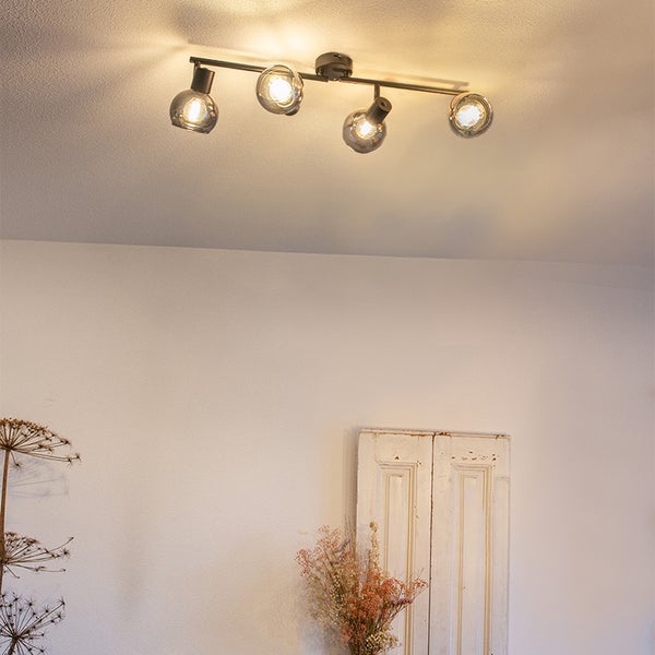 Deckenleuchte mit vier Strahlern und runden Lampenschirmen aus Glas