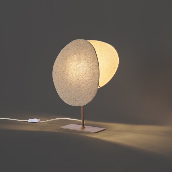 Tischleuchte mit zwei ovalen Textilschirmen und flachem Metallfuß