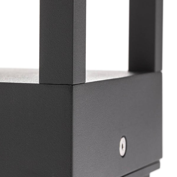 Detailaufnahme einer Außenleuchte aus Metall mit matter Oberfläche und integriertem Sensor.