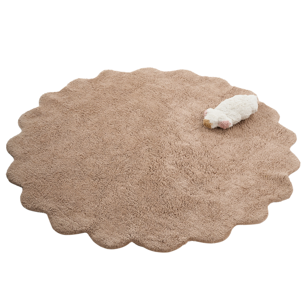 Runder Kinderteppich mit gewelltem Rand und Kuscheltier in Form eines Schafes