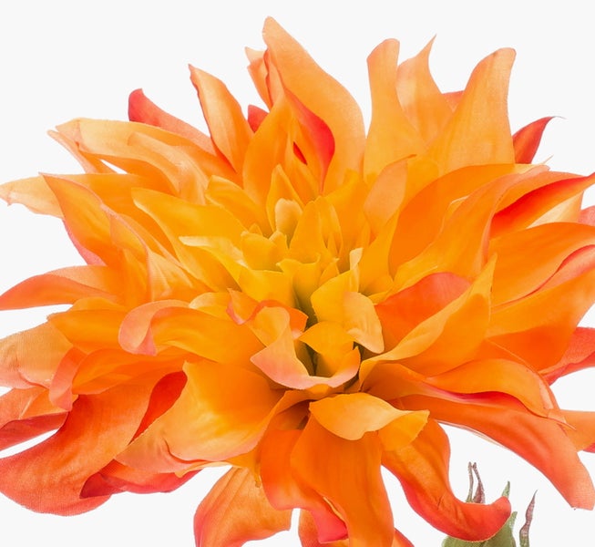 Künstliche Dahlie in Orange mit grünem Stiel, Blättern und einer kleinen Knospe.