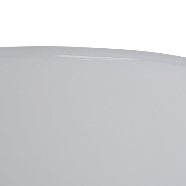 Detailansicht der glatten, weißen Oberfläche eines runden Pflanzgefäßes.