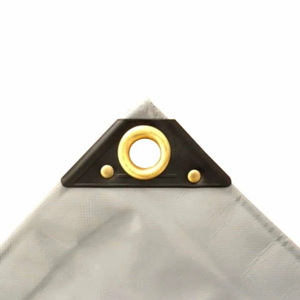 Ecke einer Gewebeplane mit Kunststoffverstärkung und Metallöse