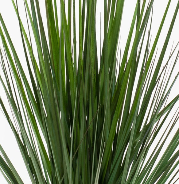 Detailaufnahme von langen grünen Grashalmen einer Kunstpflanze.