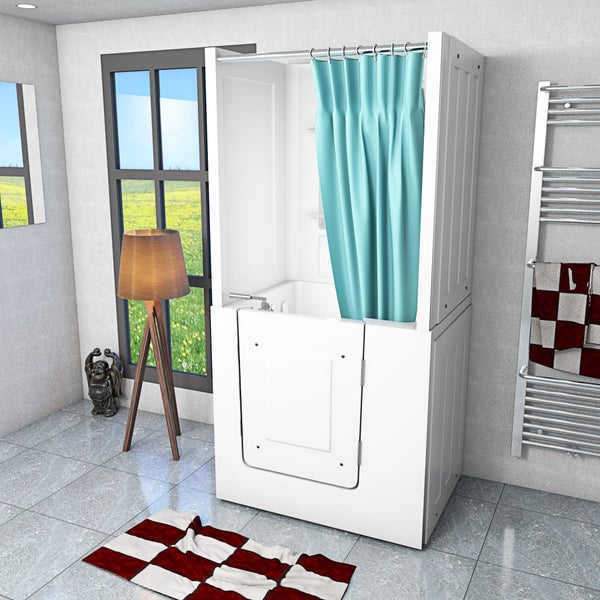 Weiße begehbare Badewanne mit integrierter Duschkabine, niedriger Einstiegstür und blauem Vorhang in einem hellen Badezimmer mit Fliesenboden.