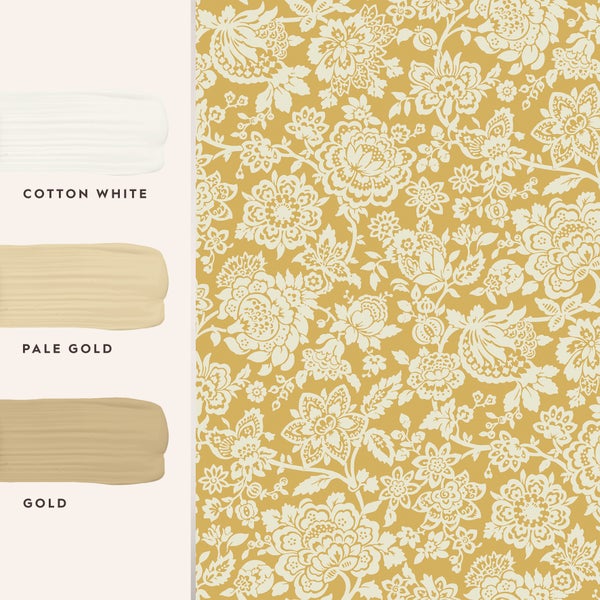 Tapete mit floralem Ornamentmuster und drei zugehörigen Farbproben in Cotton White, Pale Gold und Gold.
