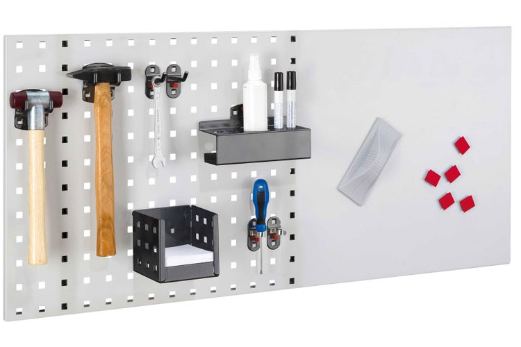 Werkzeugwand und Whiteboard Kombination aus Metall mit verschiedenen Werkzeughaltern, Hämmern, Schraubendreher und Magneten.