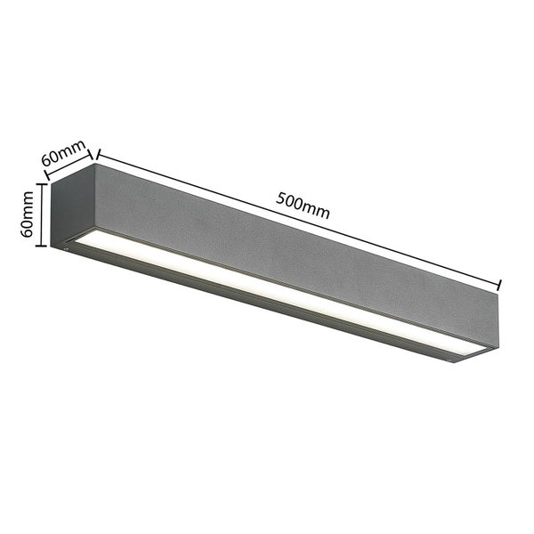 Rechteckige Wandleuchte in Grau mit einer Länge von 500 Millimeter, einer Höhe von 60 Millimeter und einer Tiefe von 60 Millimeter.