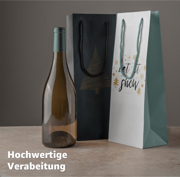 Zwei Geschenktüten mit weihnachtlichen Motiven und eine Weinflasche