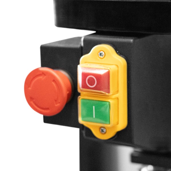 Detailansicht einer Bohrmaschine mit rotem Not-Aus-Schalter, rotem Aus-Schalter und grünem Ein-Schalter