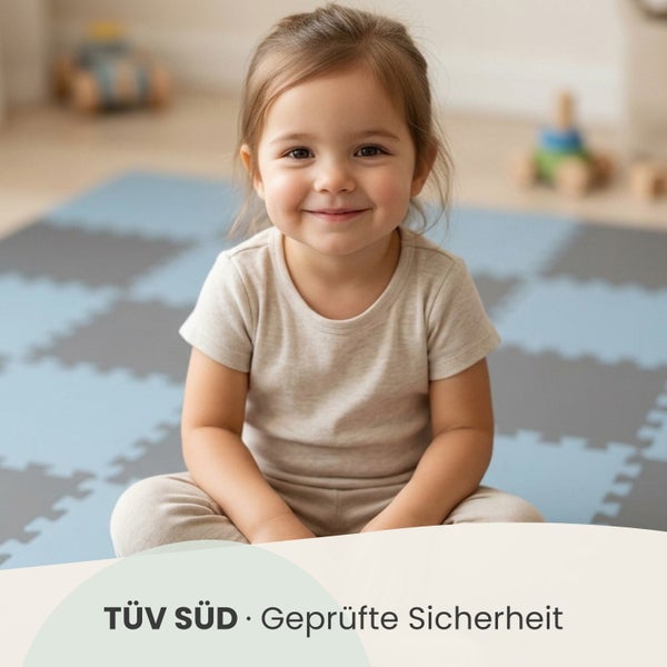 Kind sitzt auf einer Puzzlematte aus Schaumstoff mit dem TÜV SÜD Siegel für geprüfte Sicherheit.