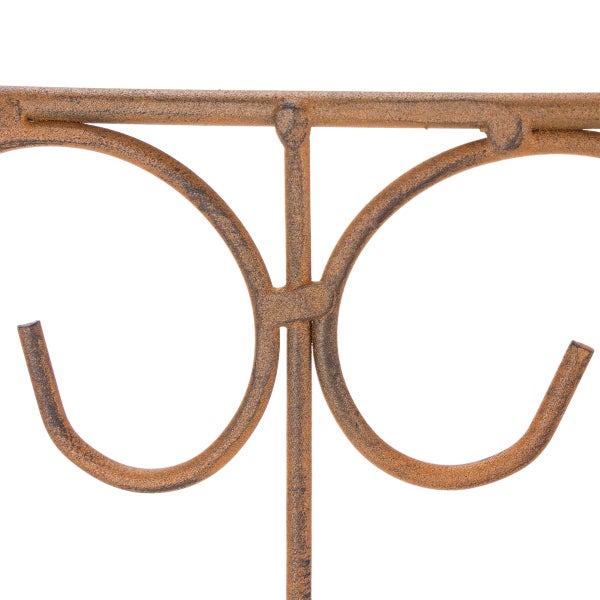 Detailaufnahme einer Metallhalterung mit Haken