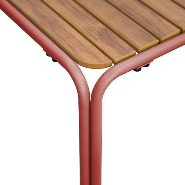 Detailansicht einer Tischecke mit Latten in Holzoptik und einem roten Metallrahmen.