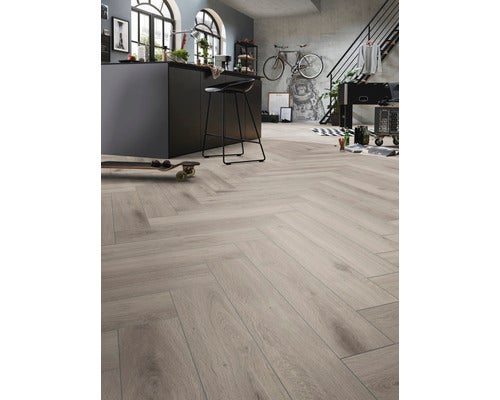 Innenraum mit hellem Bodenbelag im Fischgrätmuster