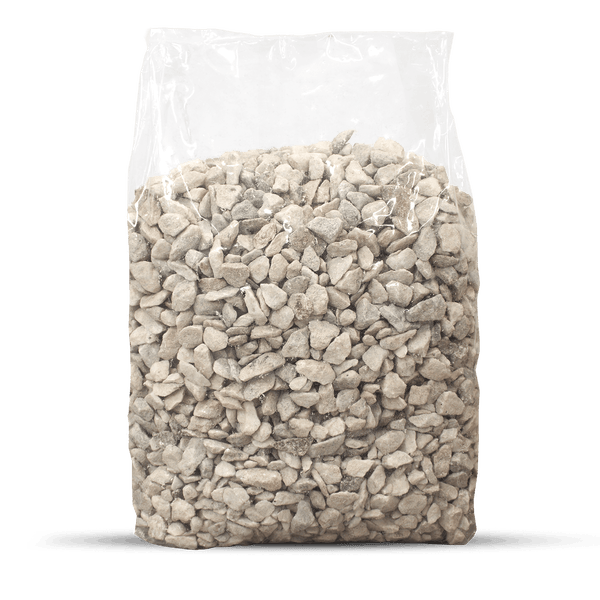 Transparenter Sack mit hellgrauen Ziersteinen oder Gartenkies.