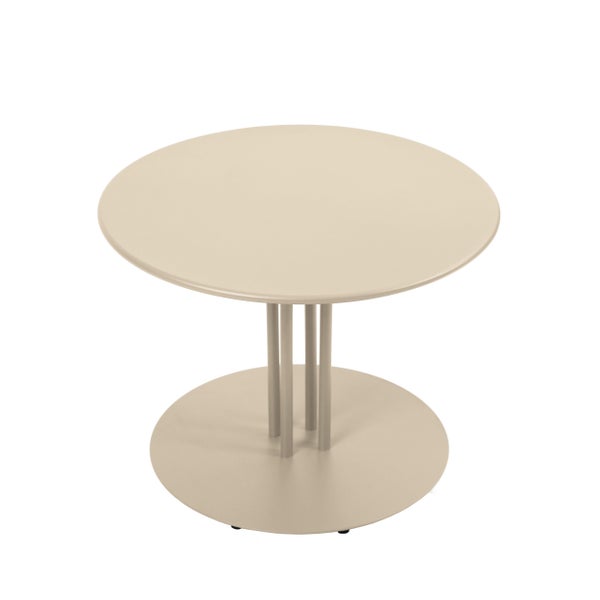 Runder Beistelltisch aus Metall in Beige mit runder Tischplatte und einem Standfuß bestehend aus vier Stäben.