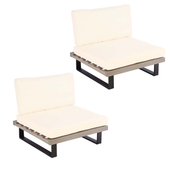 Zwei modulare Garten-Loungesessel mit Holzrahmen, schwarzen Metallfüßen und cremefarbenen Sitz- und Rückenkissen.