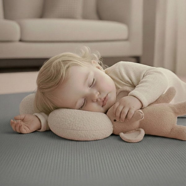 Schlafendes Kind mit Kissen und Stofftier