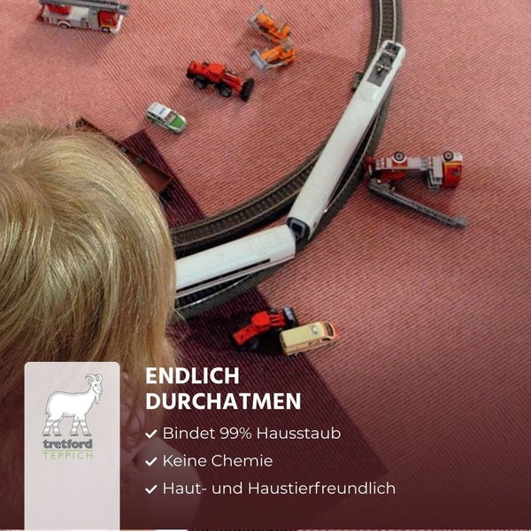 Kind spielt auf tretford Teppich mit Spielzeug. Bindet 99 Prozent Hausstaub, keine Chemie, haut- und haustierfreundlich. tretford TEPPICH Logo.