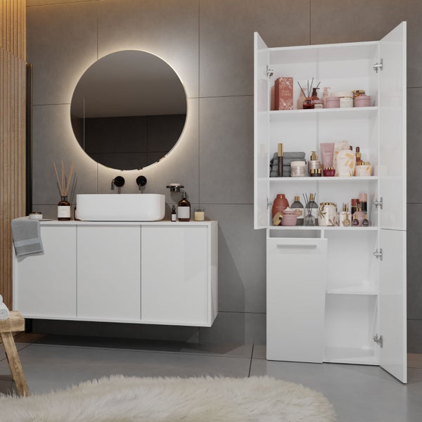 Modernes Badezimmer mit weissem Waschtischunterschrank, beleuchtetem Spiegel und offenem Hochschrank zur Aufbewahrung von Badartikeln.