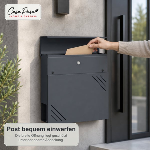 Wandbriefkasten mit Posteinwurf an einem Hauseingang, Casa Pura Logo, Briefeinwurf unter einer schützenden Abdeckung.