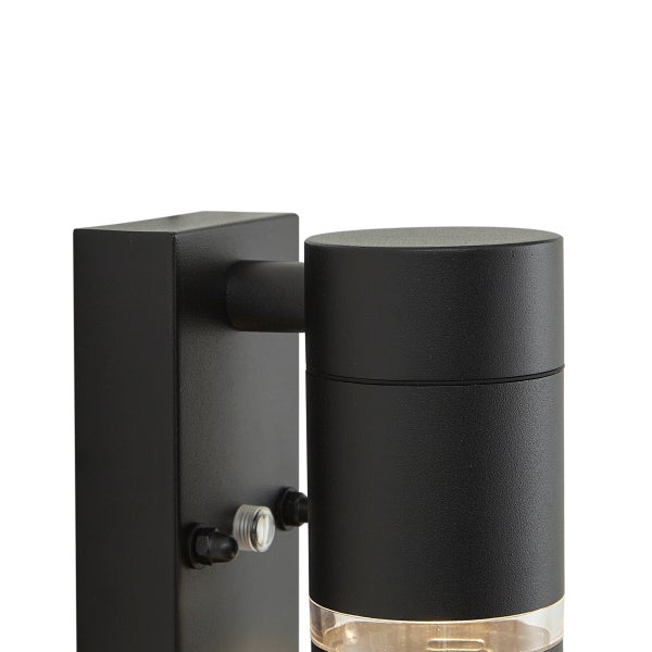 Moderne Außenwandleuchte aus schwarzem Metall in Zylinderform mit klarem Lichtauslass.