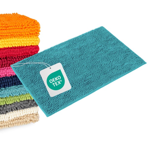 Hochflor-Badematte mit Oeko-Tex Siegel für Schadstoffprüfung neben einem Stapel weiterer Badematten.
