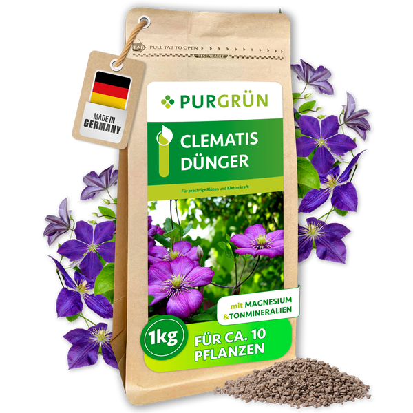 Eine Packung Purgrün Clematis Dünger mit einem Kilogramm Inhalt und Herkunftsangabe Deutschland vor einem Hintergrund mit Clematisblüten.