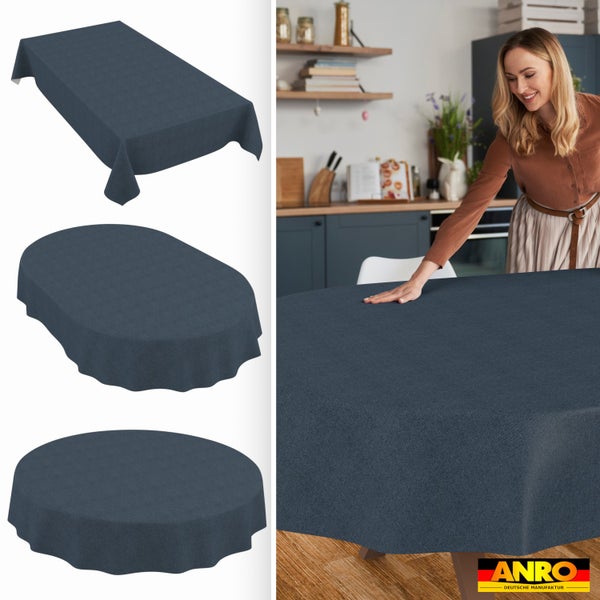 Tischdecke in rechteckiger, ovaler und runder Form. Eine Frau streicht das strukturierte Gewebe auf einem Küchentisch glatt. ANRO Logo.
