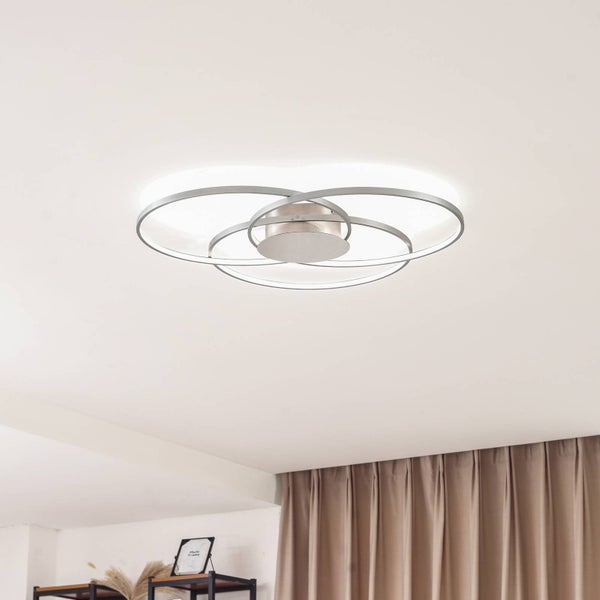 Moderne LED-Deckenleuchte mit mehreren ineinandergreifenden Ringen aus Metall.