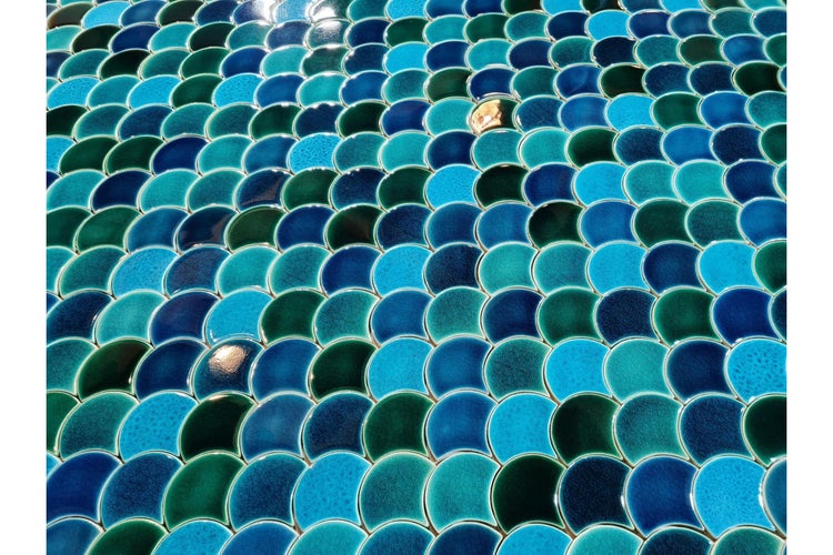 Fächerförmige Keramikfliesen in verschiedenen Farbnuancen als Detailansicht