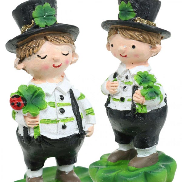 Zwei Leprechaun-Figuren mit Kleeblatt und Zylinder als Dekoration